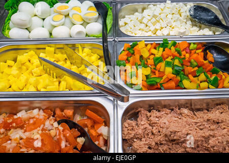 Un buffet de ensaladas con mucha variedad, visto en un restaurante Foto de stock