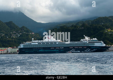 Crucero 'Mein Schiff 1' en el puerto de Roseau en Dominica en el Caribe. Morir 'Mein Schiff 1' hat en Dominica angelegt. Foto de stock