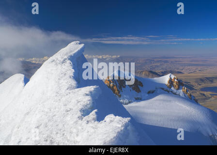 Hermosa vista desde la cima de la montaña Huayna Potosí en Bolivia Foto de stock