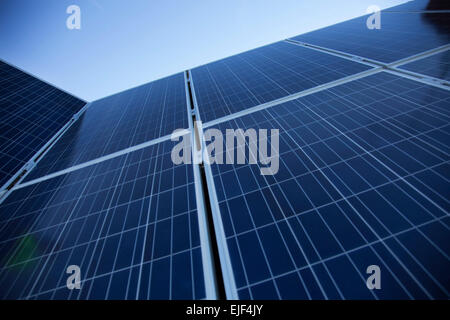 Los paneles solares están instalados como parte de una política de energía verde renovable dirigidos por la autoridad local, en colaboración con empresas de paneles solares. Reading, Reino Unido. Foto de stock