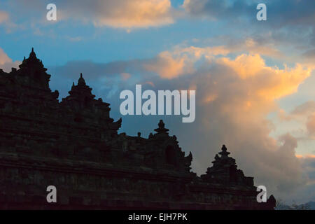 Borobudur al anochecer, sitio del Patrimonio Mundial de la UNESCO, Magelang, Java Central, Indonesia Foto de stock