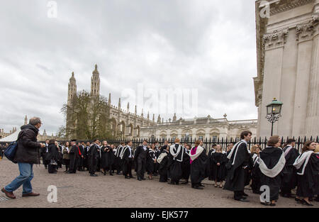 Graduados espere fuera del King's College de Cambridge antes de recibir los premios. Foto de stock