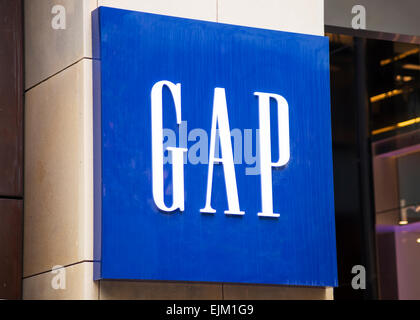 SYDNEY, AUSTRALIA - Febrero 9, 2015: Detalle de Gap store en Sydney, Australia. Gap es una multinacional estadounidense de ropa y ac Foto de stock