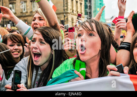 Las adolescentes gritan mientras en un concierto Foto de stock