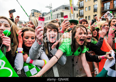 Las adolescentes gritan mientras en un concierto Foto de stock
