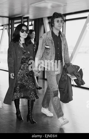 El ex Beatle John Lennon con su esposa Yoko Ono dejando el aeropuerto de Heathrow para el festival de Cannes, donde dos de sus películas 'la mosca' y 'apoteosis' se están mostrando. 14 de mayo de 1971. Foto de stock