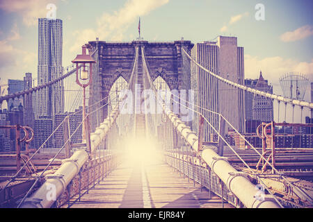 Vintage filtrada imagen del Puente de Brooklyn en Nueva York. Foto de stock