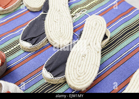 Alpargatas de esparto artesanales hechos a mano, detalle de zapatillas Foto de stock