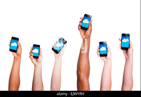 Grupo de dispositivos digitales de mano sujetando con el símbolo de la nube Foto de stock
