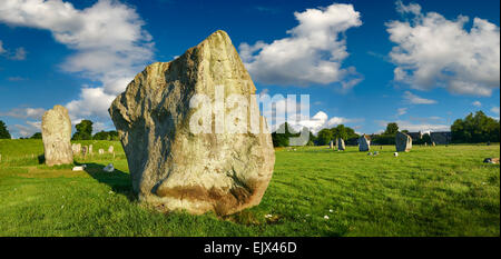 Círculo de piedra de Avebury neolithic permanente, sitio del patrimonio mundial de la unesco, Avebury, Wiltshire, Inglaterra, Reino Unido