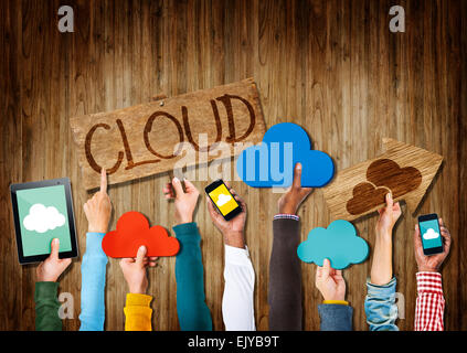 Grupo de manos sosteniendo el Cloud Computing dispositivos digitales Foto de stock