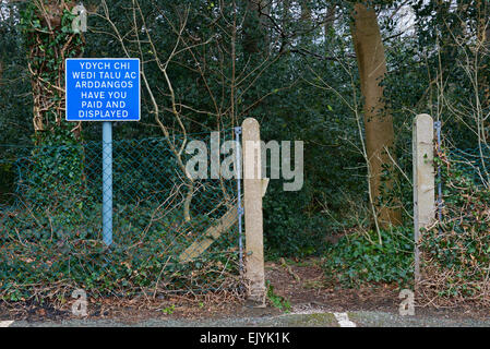 Firmar en el aparcamiento pidiendo a los automovilistas si se ha pagado y muestra, UK Foto de stock