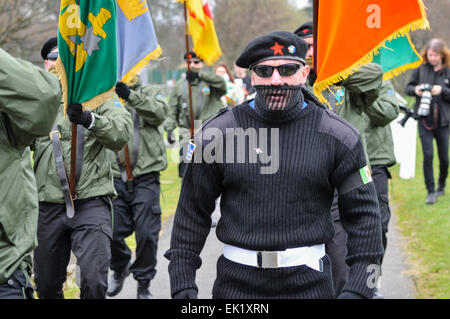 Belfast, Irlanda del Norte, Reino Unido. El 5 de abril, 2015. Un hombre vestido con un uniforme paramilitar negro, incluyendo gafas oscuras, bufanda y boina, lleva a la parte de color del Partido Socialista Republicano Irlandés (íntimamente vinculados con el Ejército de Liberación Nacional Irlandés prohibidos) Credit: Stephen Barnes/Alamy Live News Foto de stock