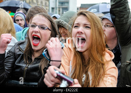 Dos chicas adolescentes gritar en un concierto Foto de stock