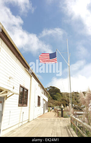 Cielo azul con nubes blancas retrato, Yates, Batería bandera americana frente a presidio Yacht Club, Fort Baker, San Francisco. Foto de stock