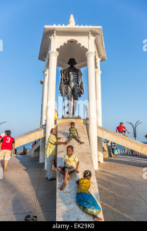 Los niños jugando en el Gandhi Memorial y la estatua, Pondicherry, o Puducherry, Tamil Nadu, en el sur de la India Foto de stock