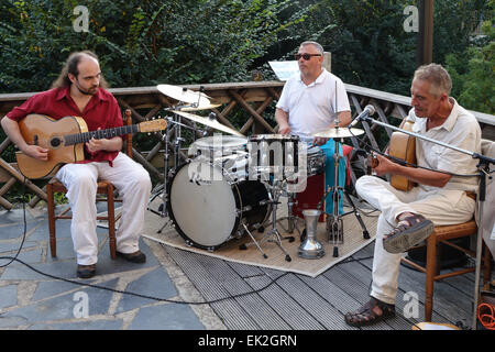 Georges Paltrié, Jean Carillo y Jack Robineau interpretando en vivo jazz en Le Moulin Fort Camping, cerca de Francueil en el Loira Foto de stock