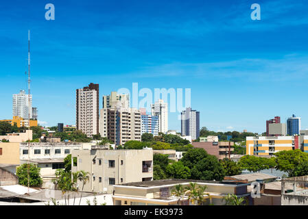 Los edificios en el centro de Foz do Iguazú, Brasil
