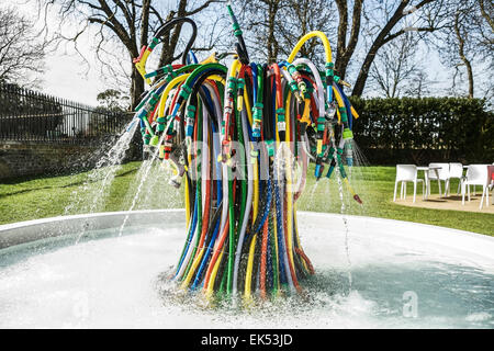Manguera escultura: Bertrand Lavier fountain Sackler, Serpentine Gallery, Londres, Reino Unido. Jardín art. escasez de agua concepto. Foto de stock
