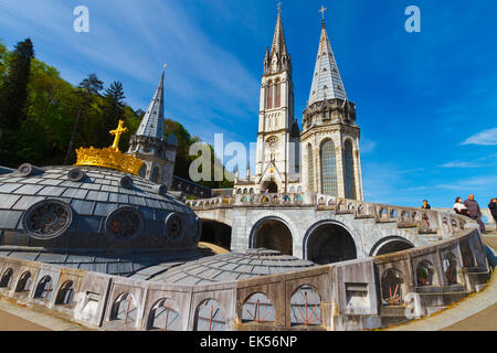 La Basílica del Rosario. La ciudad de Lourdes. Departamento de Hautes Pyrénées, región Midi-Pyrénées, Francia, Europa.
