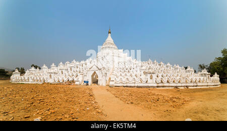 La pagoda blanca de Hsinbyume, Mya Thein Dan pagoda, templo de paya, Mingun, Mandalay - Myanmar Foto de stock