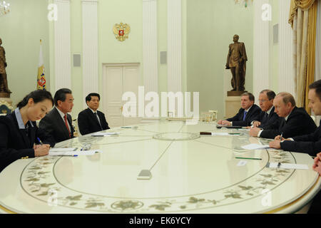 Moscú. 7 abr, 2015. El presidente ruso Vladimir Putin (2R) se reúne con el Ministro de Relaciones Exteriores chino Wang Yi (2L) en Moscú el 7 de abril de 2015. Crédito: Dai Tianfang/Xinhua/Alamy Live News Foto de stock