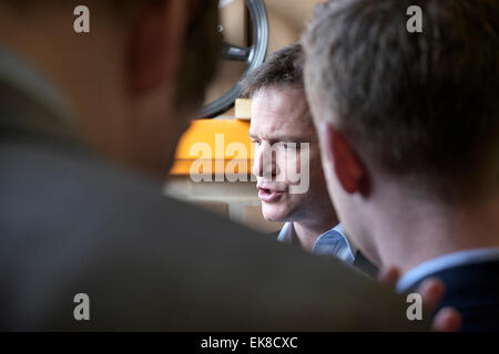 Chippenham, Reino Unido. 8 de abril de 2015. El Viceprimer Ministro Nick Clegg, habla con la prensa durante su visita a la fábrica Dymag en Chippenham, Wiltshire. Crédito: lynchpics/Alamy Live News Foto de stock