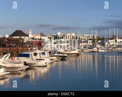 Marina Rubicon Lanzarote lujoso puerto deportivo y restaurantes en caliente tarde Sol de la tarde Lanzarote Islas Canarias España Foto de stock