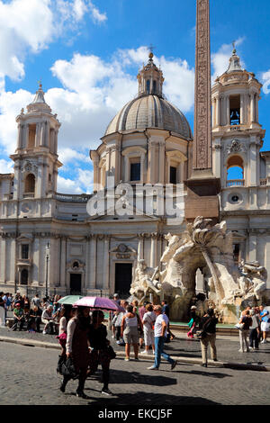 Italia Roma Piazza Navona Sant Agnese desde Piazza Navona Fuente de los cuatro ríos con obelisco egipcio Foto de stock