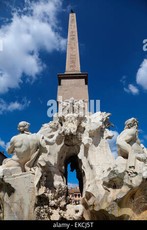 Italia Roma Piazza Navona Fuente de los cuatro ríos con obelisco egipcio Foto de stock