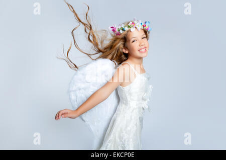 Los niños ángel chica viento en peinados de moda flores corona Fotografía de  stock - Alamy