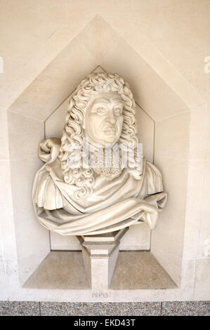 Londres, Inglaterra, Reino Unido. Guildhall Art Gallery en la ciudad. Piedra moderna busto de Samuel Pepys (diarista: 1633-1703) Foto de stock