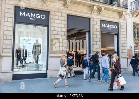 mango-tienda-paseo-de-gracia - Mobiliario Comercial Maniquíes