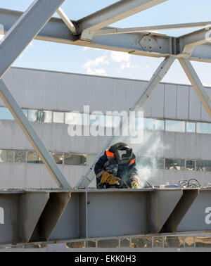 Soldador trabajador soldaduras el puente de acero Construcción Foto de stock
