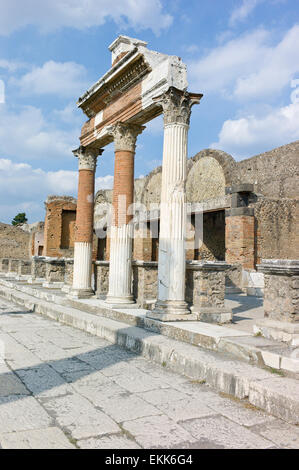 La zona del nordeste del foro fuera el Macellum mostrando columnas y pórtico, Pompeya, Italia