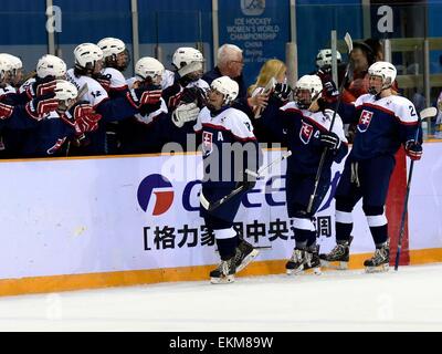 Beijing, China. 12 abr, 2015. Los jugadores de Eslovaquia celebrar de gol durante el partido entre China y Eslovaquia en el 2015 IIHF Ice Hockey Campeonato Mundial Femenino, división 1 grupo B en el gimnasio de Capital en Beijing, capital de China, el 12 de abril de 2015. Crédito: Gong Lei/Xinhua/Alamy Live News Foto de stock