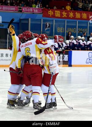 Beijing, China. 12 abr, 2015. Los jugadores de China para celebrar el objetivo durante el partido entre China y Eslovaquia en el 2015 IIHF Ice Hockey Campeonato Mundial Femenino, división 1 grupo B en el gimnasio de Capital en Beijing, capital de China, el 12 de abril de 2015. Crédito: Gong Lei/Xinhua/Alamy Live News Foto de stock