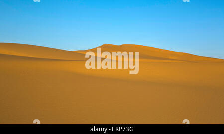 Varios Sand Hill en Erg Chebbi en el desierto del Sahara. Ers son grandes dunas formadas por el viento de arena. Foto de stock