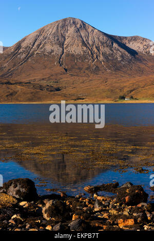 Un lago en la Isla de Skye, con una montaña reflejada en ella. Foto de stock