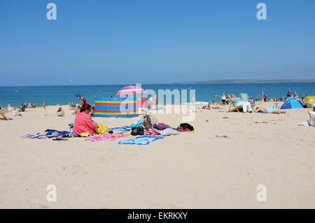 Personas disfrutando del clima soleado de Porthminster playa de St Ives en Cornualles Foto de stock