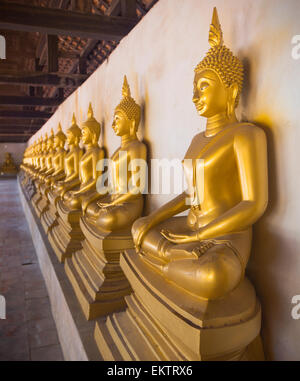 Estatua de Buda en Wat Phutthaisawan en Ayutthaya, Tailandia Foto de stock