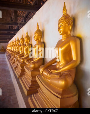 Estatua de Buda en Wat Phutthaisawan en Ayutthaya, Tailandia Foto de stock