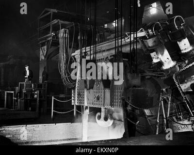 Tocar el acero fundido de un horno eléctrico de arco de 30 toneladas en el  English Steel Corporation funciona (Vickers) en Sheffield, que se  especializa en el método de inducción eléctrica. Este