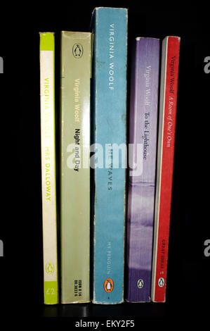 Las espinas de una colección de novelas de Virginia Woolf fotografiado contra un fondo negro. Foto de stock