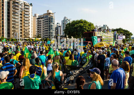 Los manifestantes en la avenida Beira Mar Norte en la manifestación para la destitución del presidente brasileño. Foto de stock