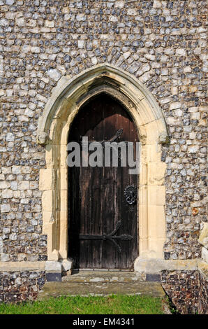 Una vista de los sacerdotes la puerta en el muro sur de la iglesia parroquial de Santa Catalina en Ludham, Norfolk, Inglaterra, Reino Unido. Foto de stock