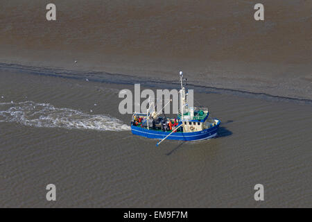 Vista aérea del barco arrastrero camarón azul la pesca de camarones, cerca de la playa en la costa