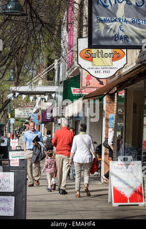 Los compradores en Franklin Street, el distrito de negocios de Chapel Hill, Carolina del Norte. Foto de stock