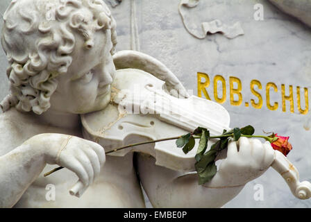 Ángulo con rosa en el cementerio de los famosos músicos Robert y Clara Schumann en Bonn Alemania Europa Foto de stock