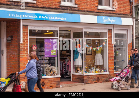 La caridad Sue Ryder tienda en Southwold, Suffolk , Inglaterra , Gran Bretaña , Reino Unido Foto de stock
